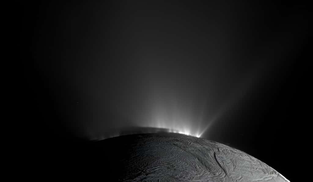 Image prise par la sonde Cassini d'une éruption cryovolcanique à la surface d'Encelade, lune de Saturne. © Nasa, JPL-Caltech, Space Science Institute