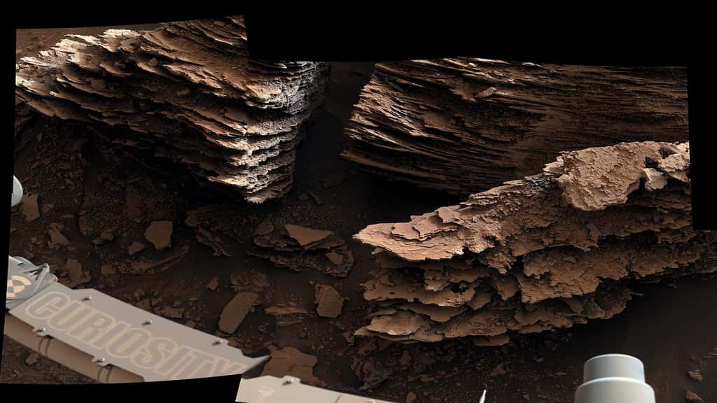 Ces fines strates témoignent de la présence d'anciens ruisseaux ou de petits étangs. Image prise par Curiosity le 2 juin 2022. © Nasa/JPL-Caltech/MSSS