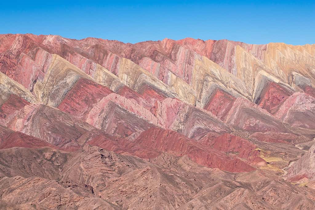 Ces couches sédimentaires ont été penchées par la compression de la croûte à l'origine des Andes. © Havardtl, <em>Wikimedia Commons</em>, cc by 4.0 
