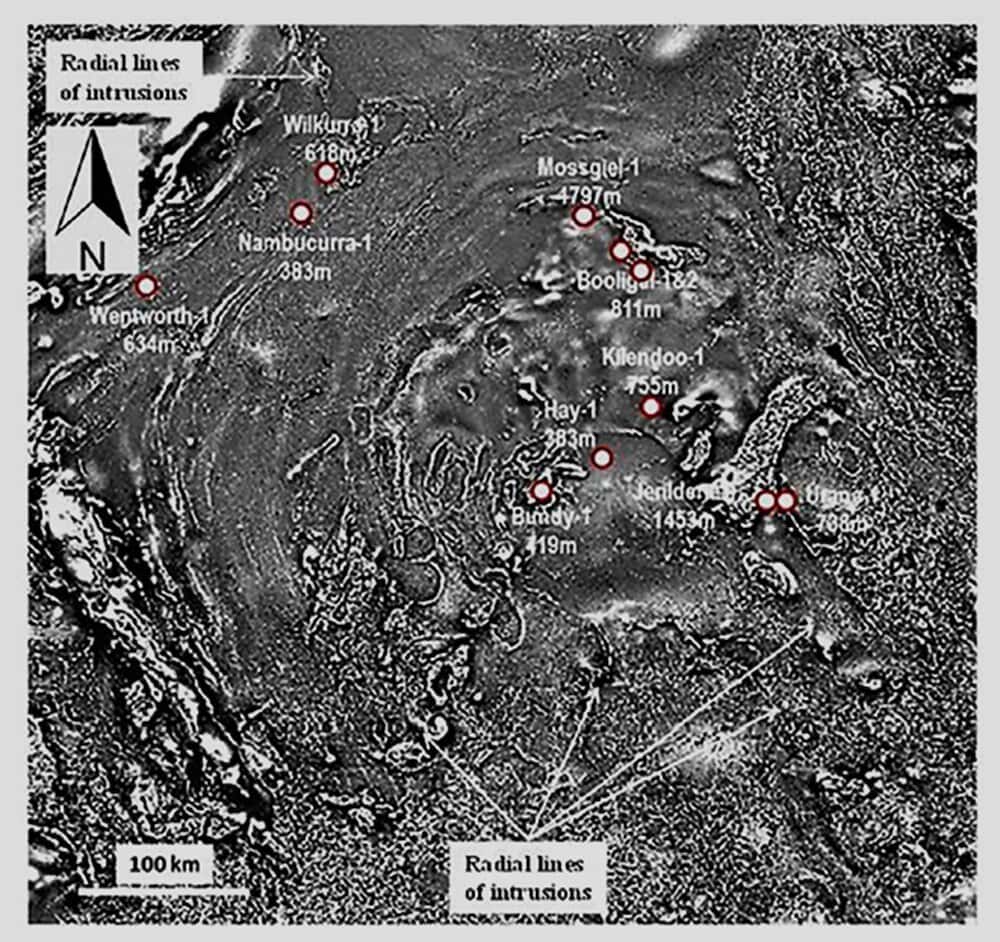 Carte de l'intensité magnétique totale de la structure de Deniliquin. Les motifs circulaires définissant un cratère de 520 kilomètres de diamètre sont visibles, ainsi que le dôme central et les failles radiales. © Données de <em>Geoscience Australia</em>, publiées dans <em>Glikson and Yeates</em>, 2022