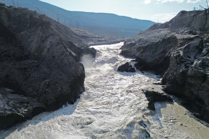 Drainage du lac après que la rivière a finalement réussi à se frayer un chemin à travers les débris du glissement de terrain. © <em>Province of British Columbia</em>