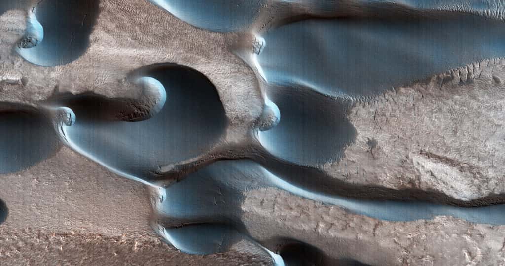 Dunes barkhanes à la forme excentrique à la surface de Mars, photographiée par la sonde MRO. © Nasa, JPL-Caltech, UArizona