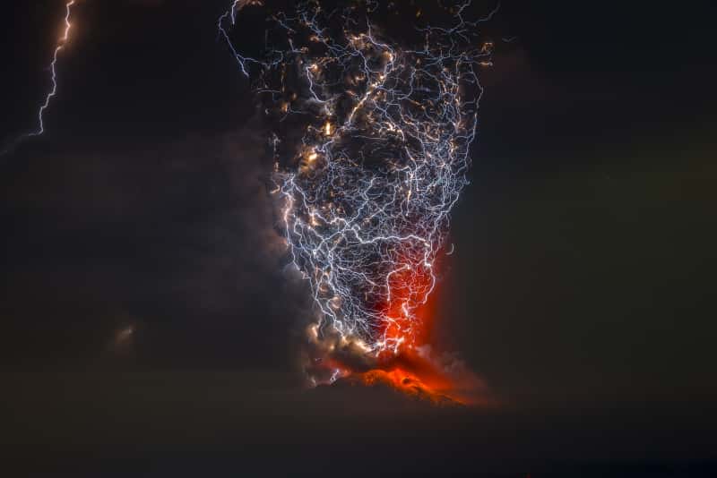 Lors de grandes éruptions explosives on peut observer dans le panache de cendres des éclairs volcaniques. Ici, lors de l’éruption du volcan Calbuco (Chili; 2015). © Francisco Negroni