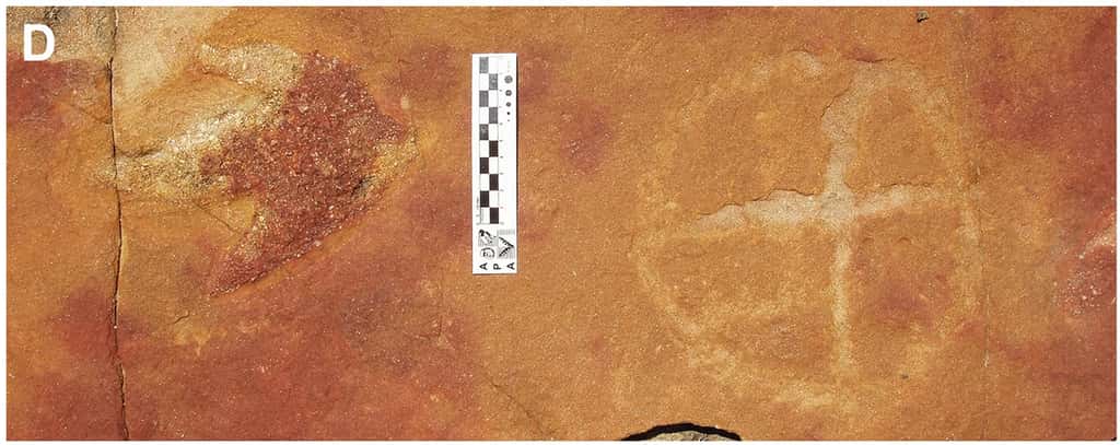 Une empreinte de dinosaure théropode datant de 145 millions d'années environ et, à côté, une gravure de forme circulaire datant de quelques milliers d'années. © Troiano et al. 2024, <em>Scientific Reports</em>
