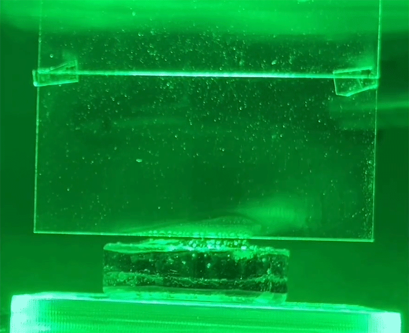 Évaporation à la surface d'un hydrogel chargé d'eau placé sous une lumière verte. © Yaodong Tu, Jiawei Zhou, Shaoting Lin, Mohammed Alshrah, Xuanhe Zhao et Gang Chen