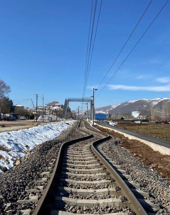 Les rails de chemin de fer ont ici été décalés d'environ deux mètres par le mouvement de la faille. © Jiannan Meng
