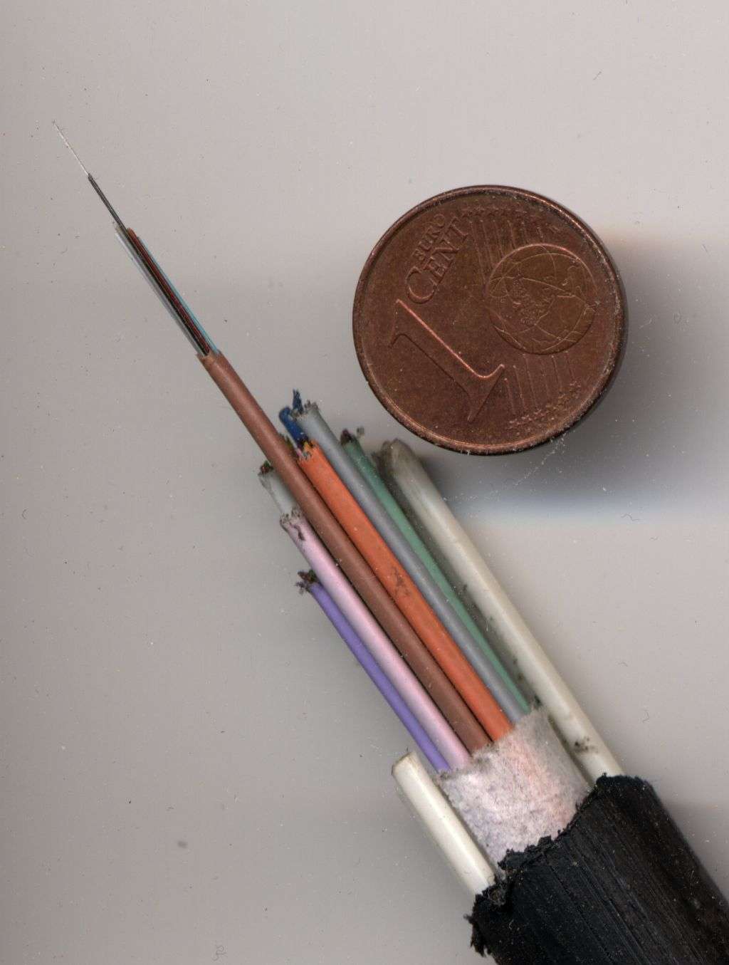 Les câbles des fibres optiques sont de plus en plus utilisés dans le cadre d'études sismiques. © <em>Wikimedia Commons</em>, CC by-sa