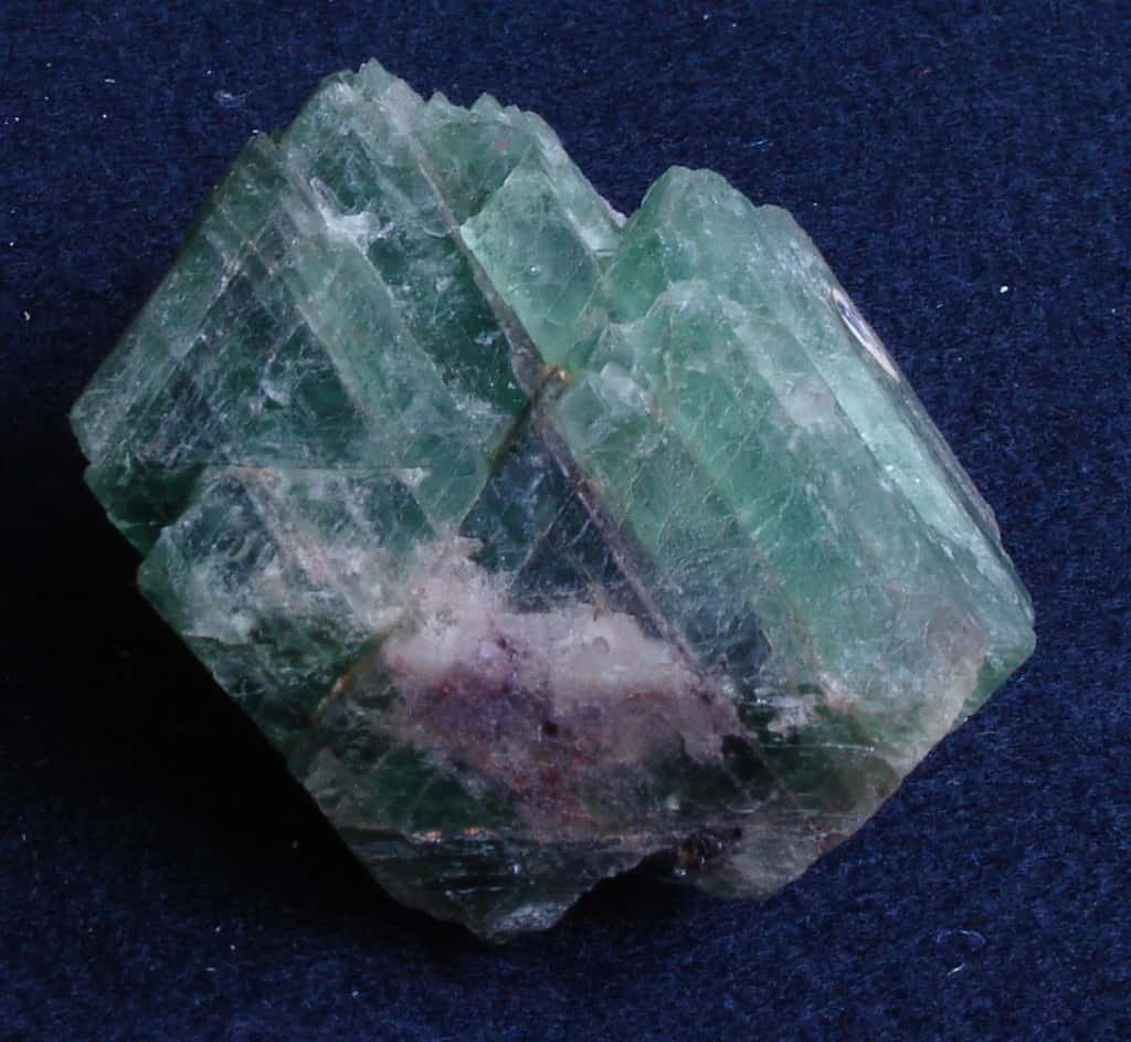 Fluorite présentant un clivage octaédrique visible. © Eurico Zimbres (FGEL/UERJ) et Tom Epaminondas, Wikimedia Commons, CC BY-SA 2.0 BR 