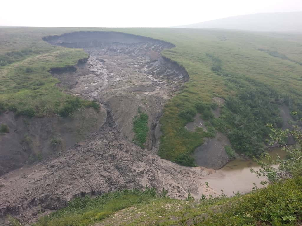 La fonte du permafrost, comme ici sur le<em> Peel Plateau</em>, expose des sulfures et des carbonates qui vont être altérés et entraîner la production d'importantes quantités de CO<sub>2</sub>. © Suzanne Tank 