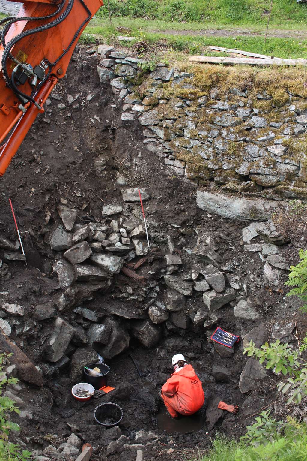 Fouilles dans l'ancien puits du château de Sverresborg. © <em>Norwegian Institute for Cultural Heritage Research</em>