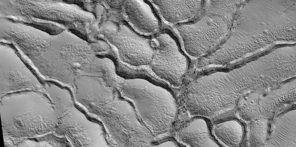 Terrain fracturé d'Elysium Planitia, image capturée par HiRISE. © Nasa/JPL/<em>University of Arizona</em>/Secosky, <em>Wikimedia Commons</em>, domaine public