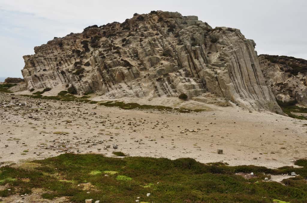 Les greisens (bandes sombres) résultent de la métasomatose du granite (roches claires). © Nilfanion, <em>Wikimedia Commons</em>, CC by-sa 4.0 