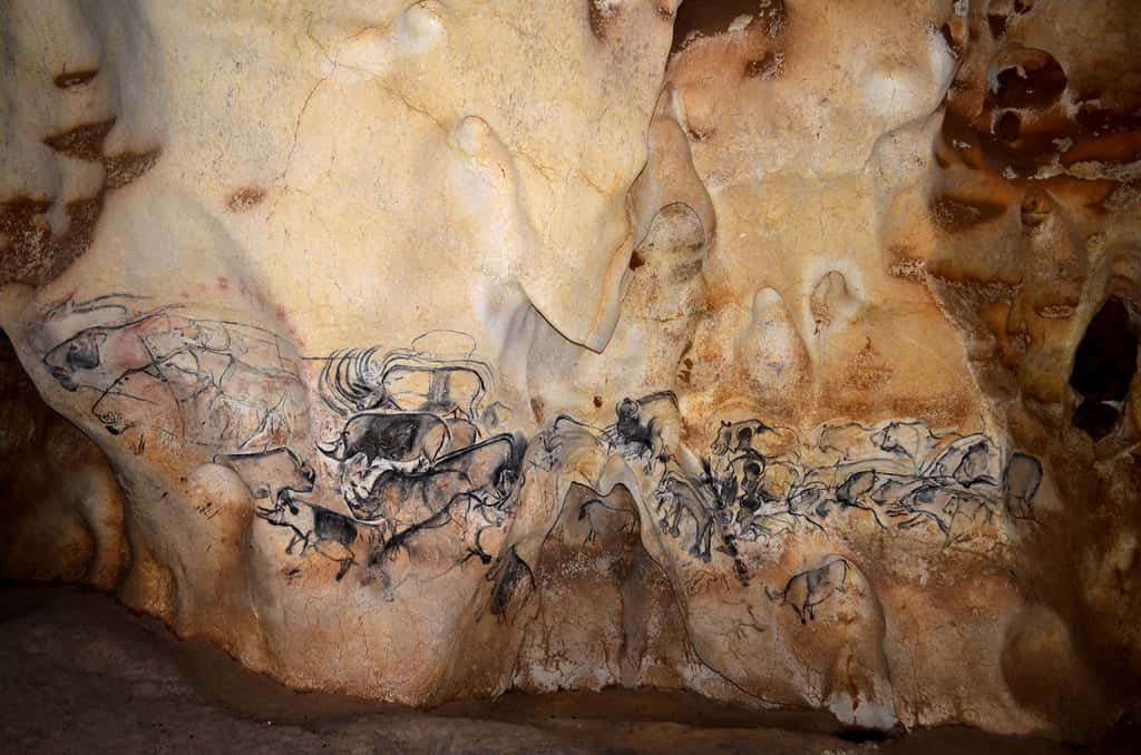 Le grand panneau de la salle du fond révèle de très nombreux dessins, qui ne sont qu'un échantillon du millier de représentations présentes dans la grotte Chauvet. © Jean Clottes. Équipe Chauvet. Ministère de la Culture et de la Communication