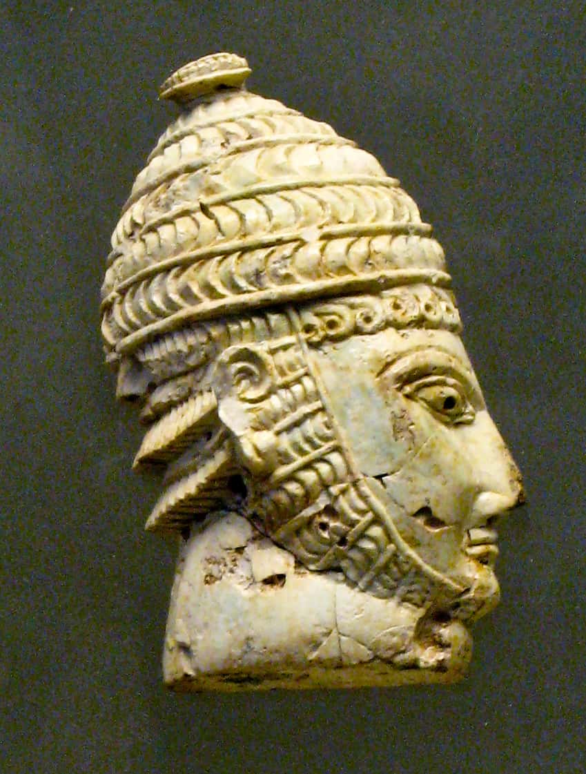 Représentation d'un guerrier mycénien portant un casque de combat. © Sharon Mollerus, Wikimedia Commons, CC BY 2.0