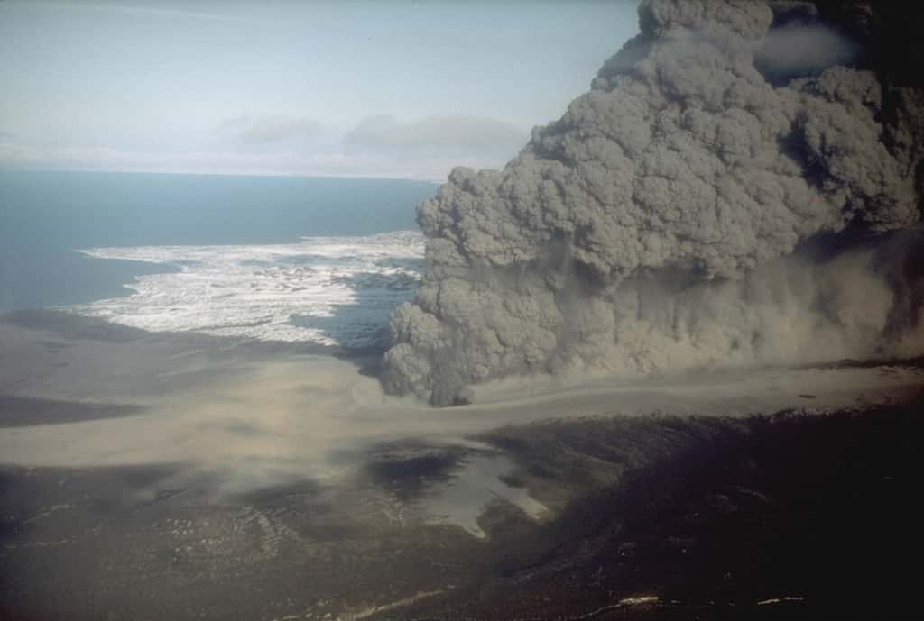 Exemple d’éruption hydromagmatique. Volcan Ukinrek Maars en Alaska. © R. Russell, 1977, <em>Alaska Department of Fish and Game.</em> Global Volcanism Program, Smithsonian Institution