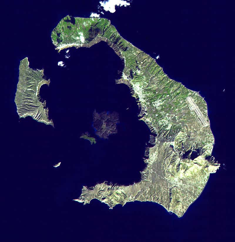 L’île de Santorin, qui n’est autre que l’immense caldera du volcan Théra. © Nasa, <em>Wikimedia Commons</em>, domaine public