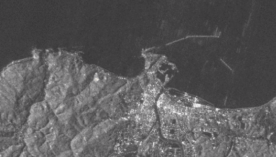 Images satellite avant et après le séisme qui montre le soulèvement et l'émergence de zones précédemment immergées. Ville de Wajima © <em>Earthquake Working Group</em>, Jaxa (<em>Japan Aerospace Exploration Agency</em>)