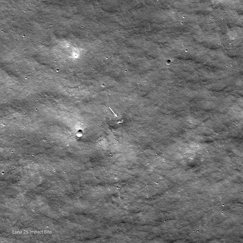 Ce petit cratère marqué par une flèche n'était pas présent auparavant et correspond au point supposé du crash de Luna-25. © <em>Nasa's Goddard Space Flight Center/Arizona State University</em>