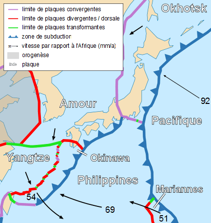 Carte tectonique du Japon. La plaque Amour est associée à la plaque eurasienne et la plaque d'Okhostk à la plaque nord-américaine. © Sting and PP Tom, <em>Wikimedia Commons</em>, CC by-sa 2.5