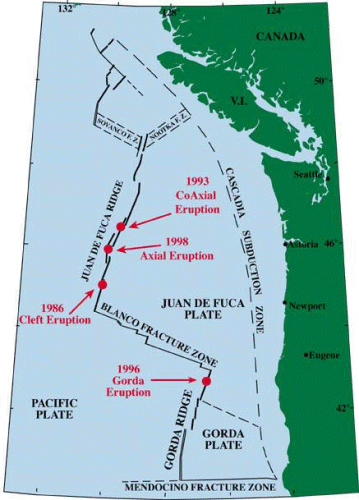 La dorsale de Juan de Fuca (trait noir) se trouve très proche du continent nord-américain. Plusieurs éruptions au niveau de l'axe ont déjà été recensées durant les dernières décennies, témoignant du processus d'accrétion de la croûte océanique de part et d'autre de la dorsale. © NOAA