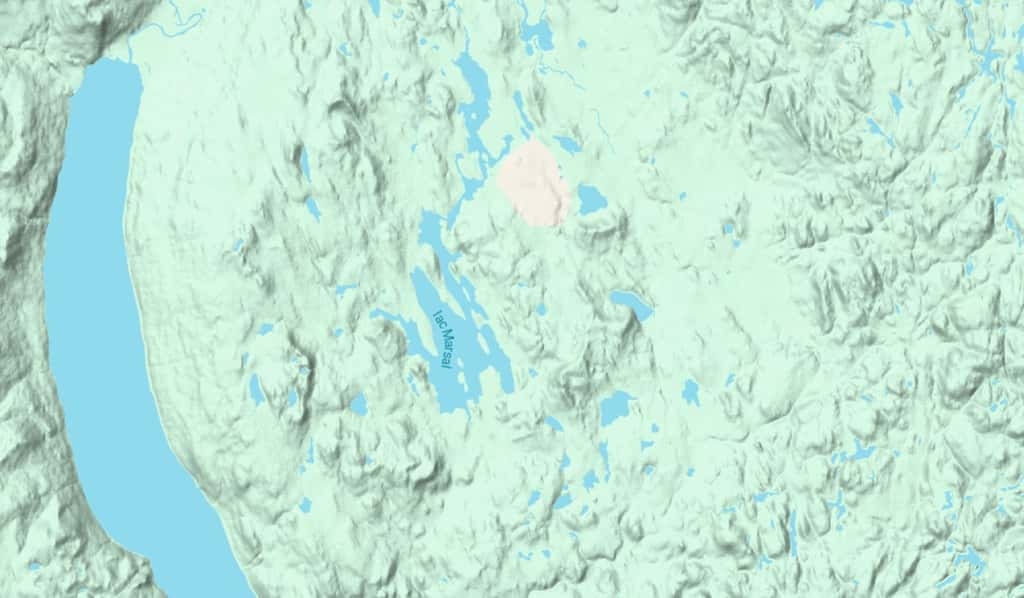 L'affichage du relief de la région du lac Marsal, au nord de la ville de Magpie au Québec, révèle que les petites montagnes forment ici un cercle très discret tout autour du lac. © Google Maps