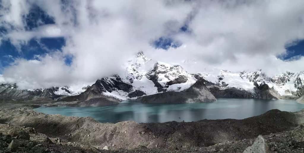 Le glacier de Galong Co dans l'Himalaya aurait perdu bien plus de masse de glace sur les 20 dernières années que ce que l'on estimait auparavant. © Huang Cheng