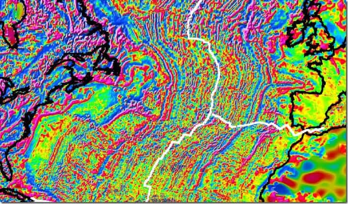 Carte des anomalies magnétiques dans l’Atlantique nord. On voit nettement les linéations magnétiques de part et d’autre de la dorsale, en blanc. En noir les lignes de côtes. © <em>World Digital Magnetic Anomaly Map</em>