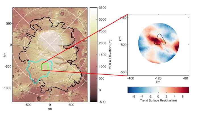 À gauche : la topographie de la surface du pôle Sud de Mars, la ligne noire délimitant la calotte polaire. En bleu, la région utilisée pour les modélisations numériques, le carré vert représente la zone où la présence d'eau liquide est suspectée. L'épaisseur de la glace dans cette zone est d'environ 1.500 mètres. À droite : l'ondulation de la surface de la glace. En rouge, la zone surélevée de 5-8 mètres par rapport à la topographie régionale, la petite dépression de 2-4 m de profondeur en haut à droite de l'image (zone bleue). En noir, le contour de la zone où la présence d'eau liquide est supposée. © <em>University of Cambridge</em>