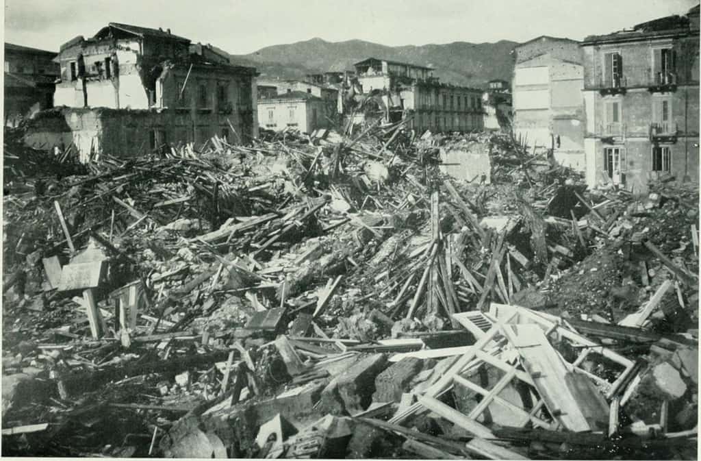 La ville de Messine (Sicile) détruite par un séisme en 1908. © <em>Internet Archive Book Images</em>, Wikimedia Commons, domaine public