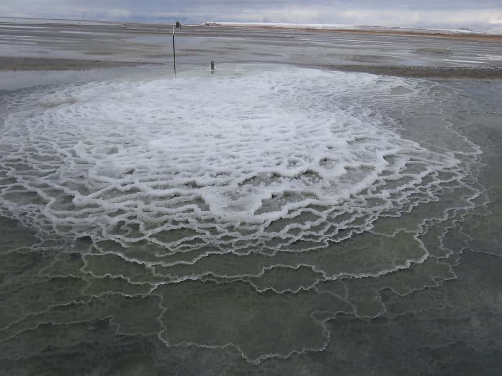 La mirabilite est un minéral issu de l'évaporation de saumures, comme ici sur le Great Salt Lake aux États-Unis. © Bryant Olsen, Flickr, CC by-nc 2.0 