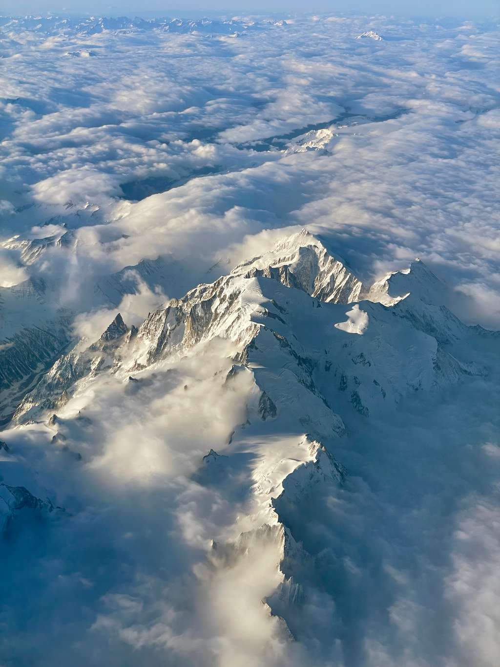 Vue aérienne du mont Blanc recouvert de ses neiges éternelles. © VautrinThomas, <em>Wikimedia Commons</em>, CC by-sa 4.0 