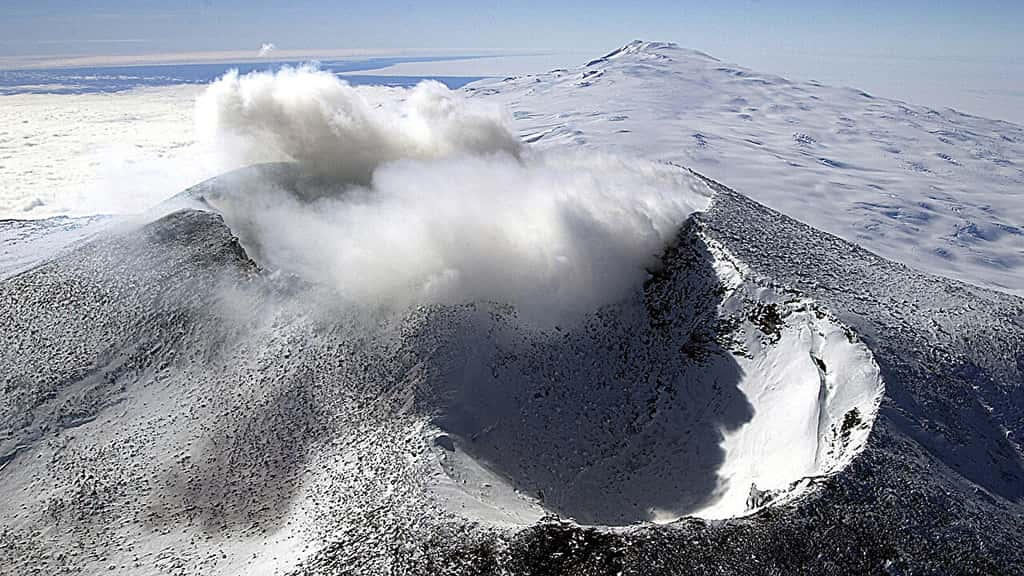 Le mont Erebus est l'un des nombreux volcans actifs de l'Antarctique. © Josh Landis, <em>U.S. Antarctic Program</em>, domaine public