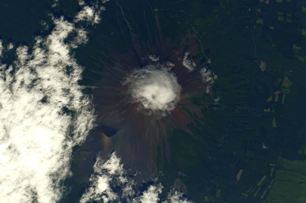Le mont Fuji coiffé d'un nuage. © ESA, Nasa, T. Pesquet