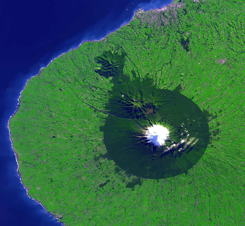 Volcan Taranaki, en Nouvelle-Zélande, entouré de son parc national. © Nasa, GSFC, MITI, ERSDAC, JAROS, et U.S.-Japan ASTER Science Team, Wikimedia Commons, domaine public