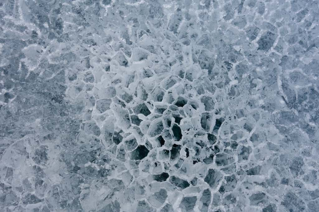 Cette étonnante formation en nids d’abeille observée à Patriot Hills en Antarctique a été formée par l’action des vents catabatiques © Helen Millman, imaggeo.egu.eu, CC BY 3.0