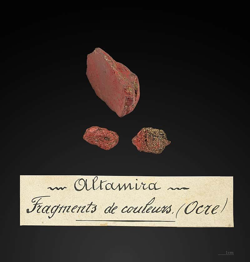Hématite ayant servi de pigment ocre. © Muséum de Toulouse, Wikimedia Commons, CC by-sa 3.0 
