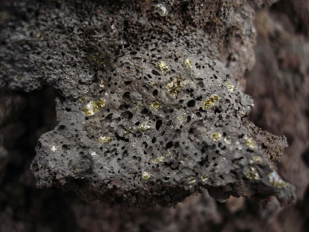 Grains d'olivines (minéraux vert clair) dans un basalte. © Thierry Caro, <em>Wikimedia Commons</em>, CC by-sa 2.5