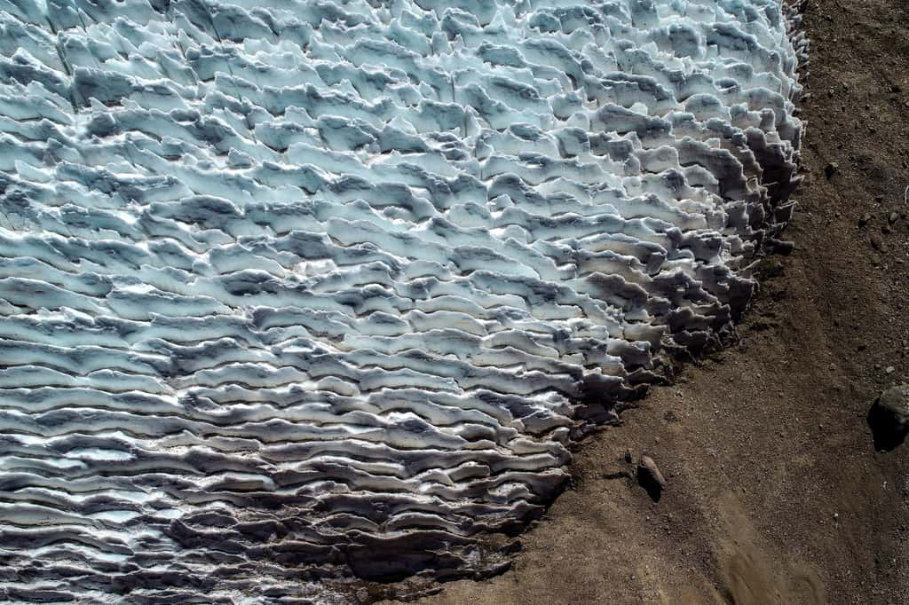 Dans les Andes du Chili, les glaciers de moyennes et basses altitudes sont particulièrement soumis à aux variations de températures. Dans ces environnements peuvent se former d’étonnantes structures que l’on appelle les pénitents de glace, qui se présentent sous la forme de minces lames de neige durcie orientées dans la direction du soleil. © Sebastian Vivero, imaggeo.egu.eu, CC BY 3.0