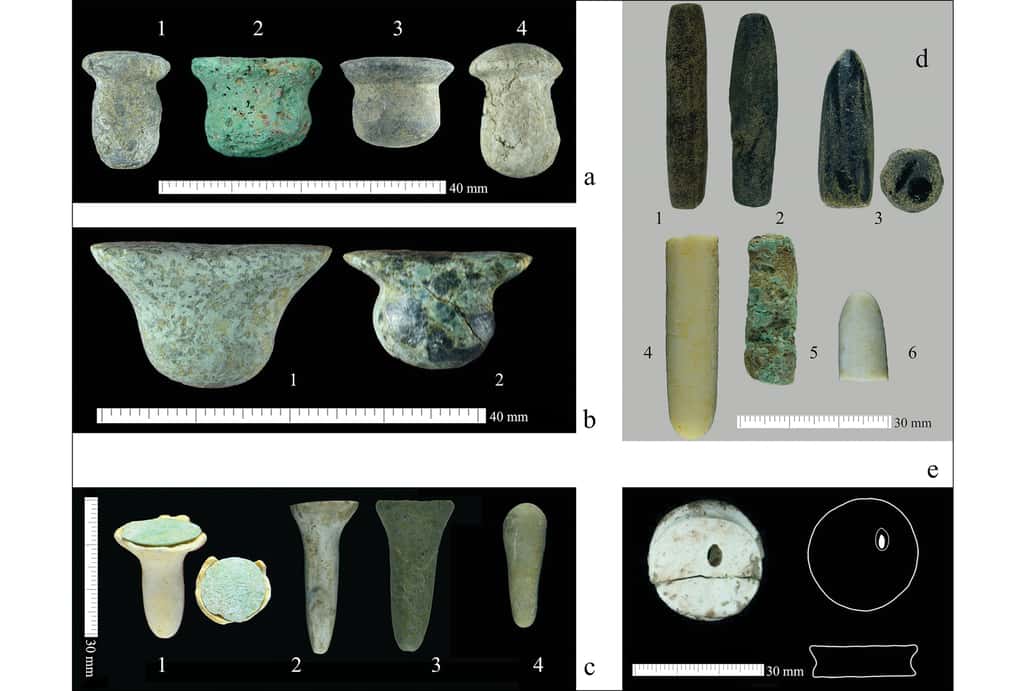 De nombreux petits artefacts en pierre ont été retrouvés autour de la tête des individus enterrés. Il s'agirait de piercings. © Kodaş et al. 2024, <em>Antiquity</em> 
