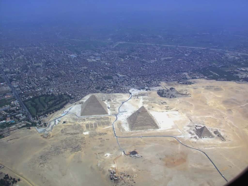 Le plateau de Gizeh où le Sphinx veille sur les trois pyramides. © Raimond Spekking, <em>Wikimedia Commons</em>, CC by-sa 4.0 