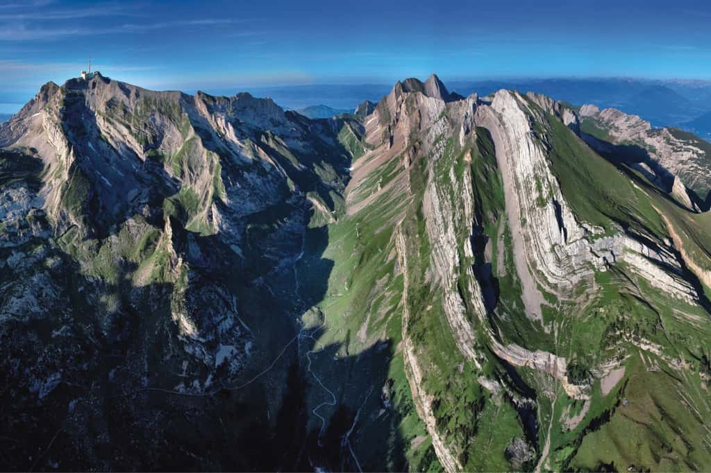 Les reliefs de la chaîne alpine, ici en Suisse, sont liés à l'intense déformation tectonique qui a compressé les unités sédimentaires préexistantes. © Kurt Stuewe, imaggeo.egu.eu