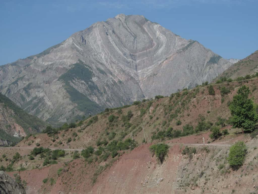 Le sommet <em>Peter the First Range</em> au Tadjikistan est marqué par un pli dans des séries calcaires. © Solmaz Mohadjer, imaggeo.egu.eu