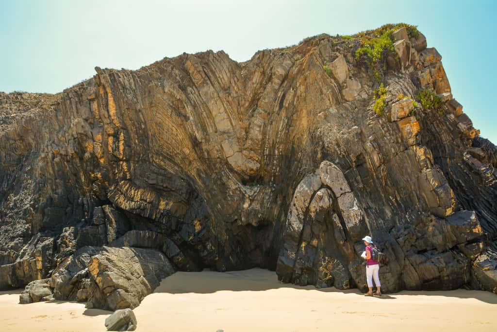 Ces roches intensément plissées sur la côte portugaise témoignent d'un événement tectonique compressif ancien (paléozoïque), qui a eu lieu avant l'ouverture de l'océan Atlantique. © Nuno Correia, imaggeo.egu.eu