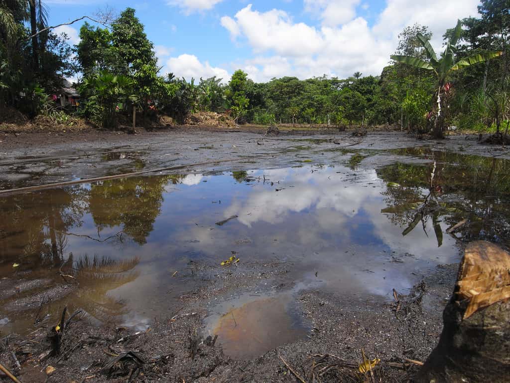 L'exploitation de gisements de pétrole est source d'une importante pollution, notamment en Équateur. Ici le champ pétrolier de Lago Agrio, en Équateur, exploité à partir de 1993 par Petroecuador (photo prise en 2007). © Julien Gomba, <em>Wikimedia Commons</em>, CC by 2.0 