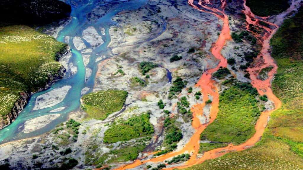 Depuis 2008, on observe que de plus en plus de rivières en Alaska qui prennent une couleur orange. © Ken Hill, <em>National Park Service</em>