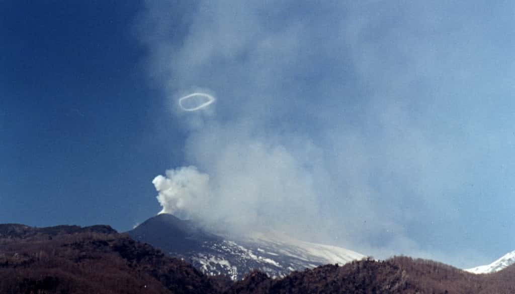 Un rond de fumée s'élève au-dessus de l'Etna. © Angelosalemi, Wikimedia Commons, CC by-sa 3.0