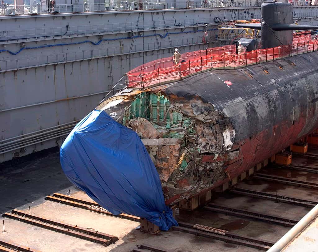 <em>L'USS San Francisco</em>, sous-marin à propulsion nucléaire, endommagé à la suite de sa collision en 2005 avec un mont sous-marin non cartographié. © <em>U.S. Navy</em>, <em>Photographer's Mate 2nd Class Mark Allen Leonesio</em>, <em>Wikimedia Commons</em>, domaine public