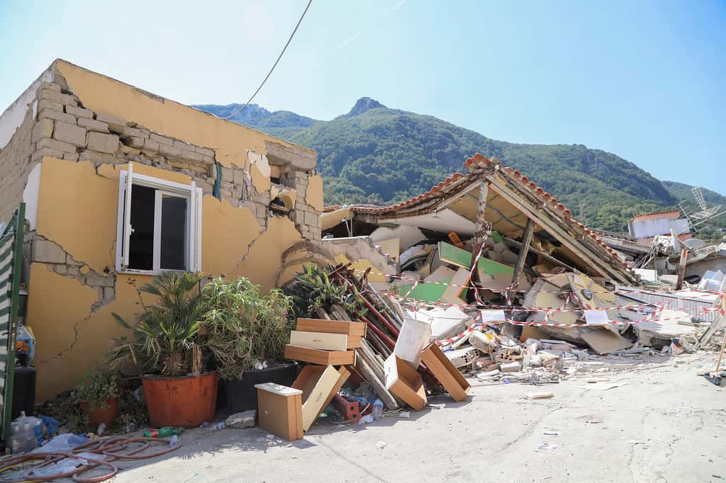 De nombreux séismes secouent chaque année le territoire européen. Certains peuvent être violents et entraîner d'importants dégâts comme ici lors du séisme de 2017 qui a frappé l'île d'Ischia, en Italie. © <em>Dipartimento Protezione Civile from Italia</em>, <em>Wikimedia Commons</em>, CC by 2.0 