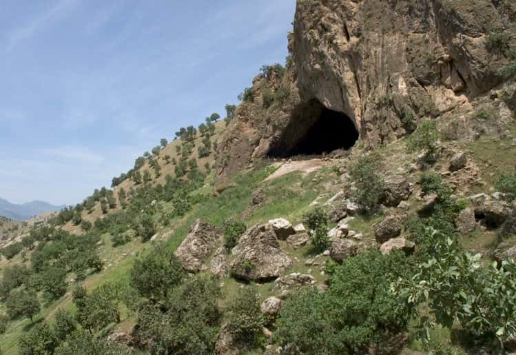 La grotte de Shanidar a visiblement été longtemps utilisée par des groupes néandertaliens comme lieu d'enterrement des morts. © JosephV, <em>Wikimedia Commons</em>, CC by-sa 3.0 