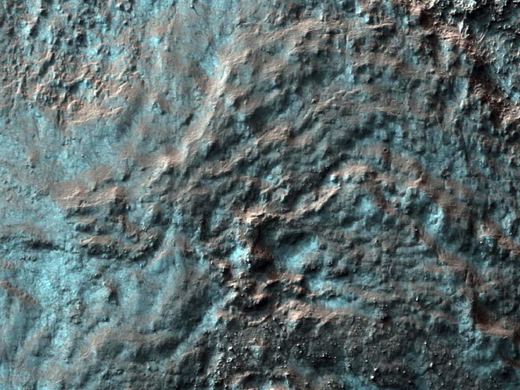 Au début de l'hiver, le sol de Mars se couvre d'une fine couche de glace carbonique, parant le paysage d'étranges couleurs et faisant ressortir les reliefs. © Nasa/JPL-Caltech, <em>University of Arizona</em>